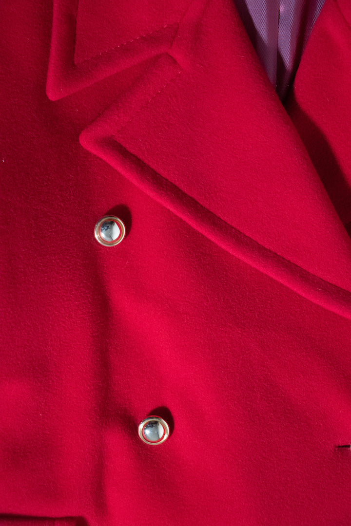 Manteau rouge boutons dorés