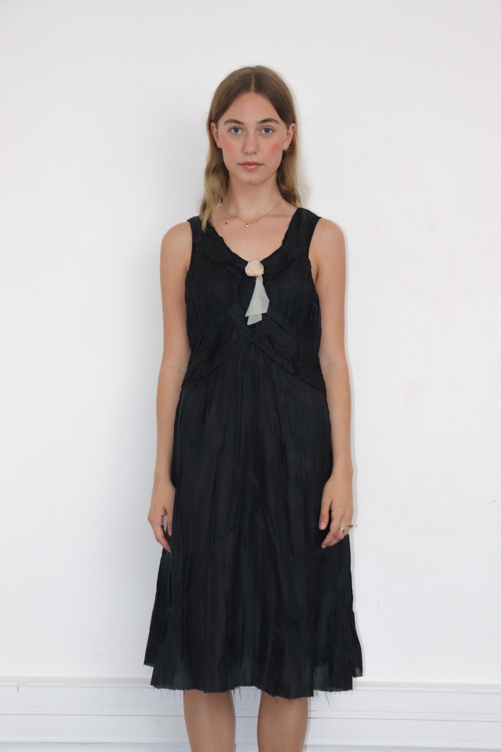 Robe noire plissée
