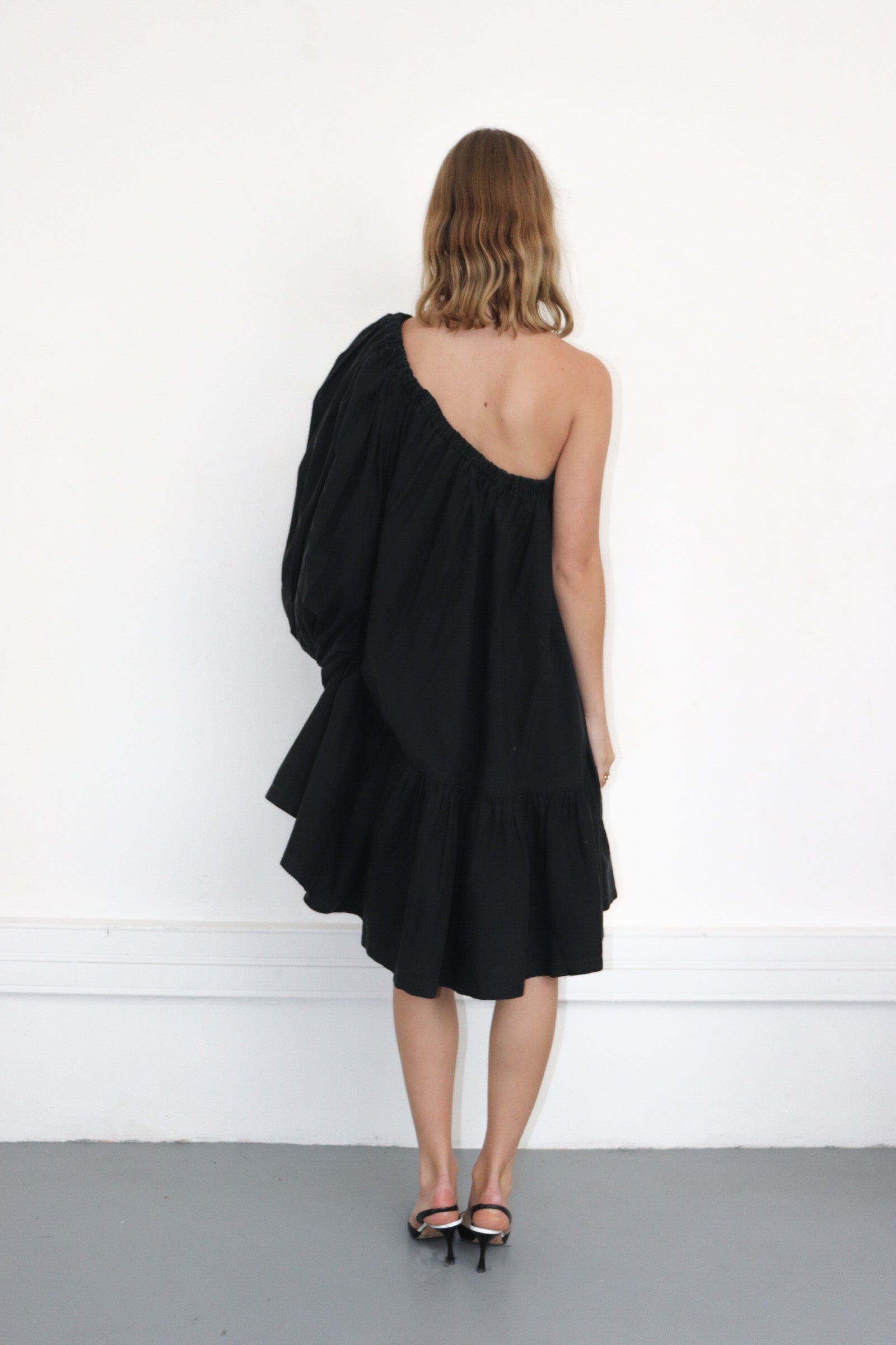 Robe noire manche bouffante