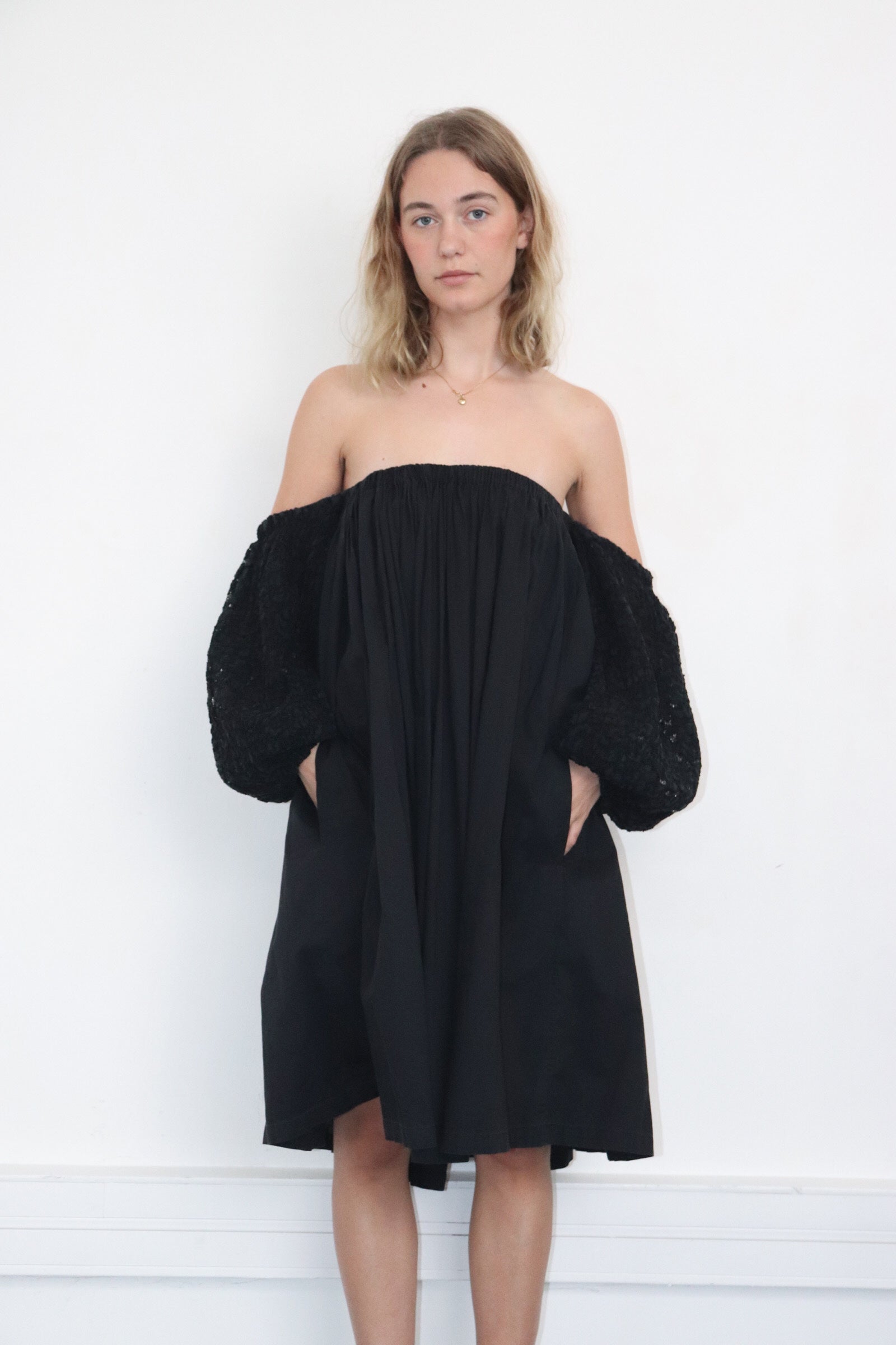 Robe noir manches bouffantes