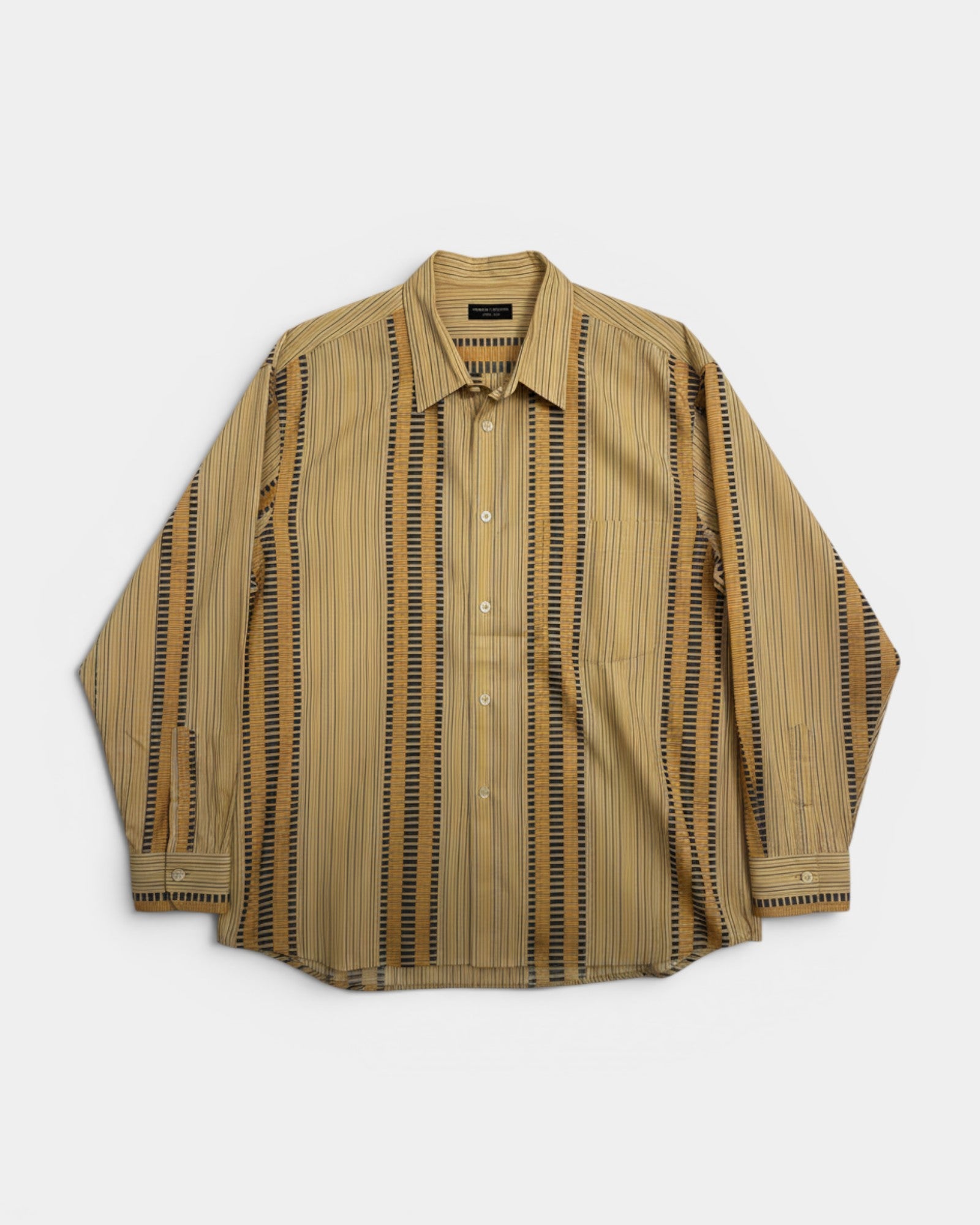 The Parisian Vintage Chemise jaune motifs en coton à rayures verticales orange et noires, col classique, manches longues.